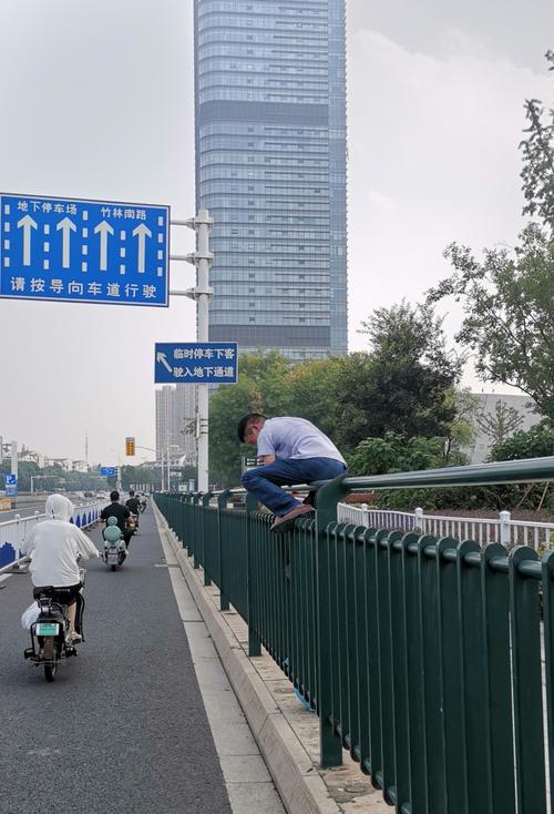 为看考生爬学校护栏,